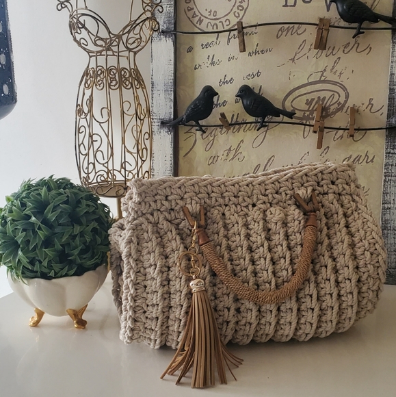 Elegant Crochet Bag - Picture 1 of 4